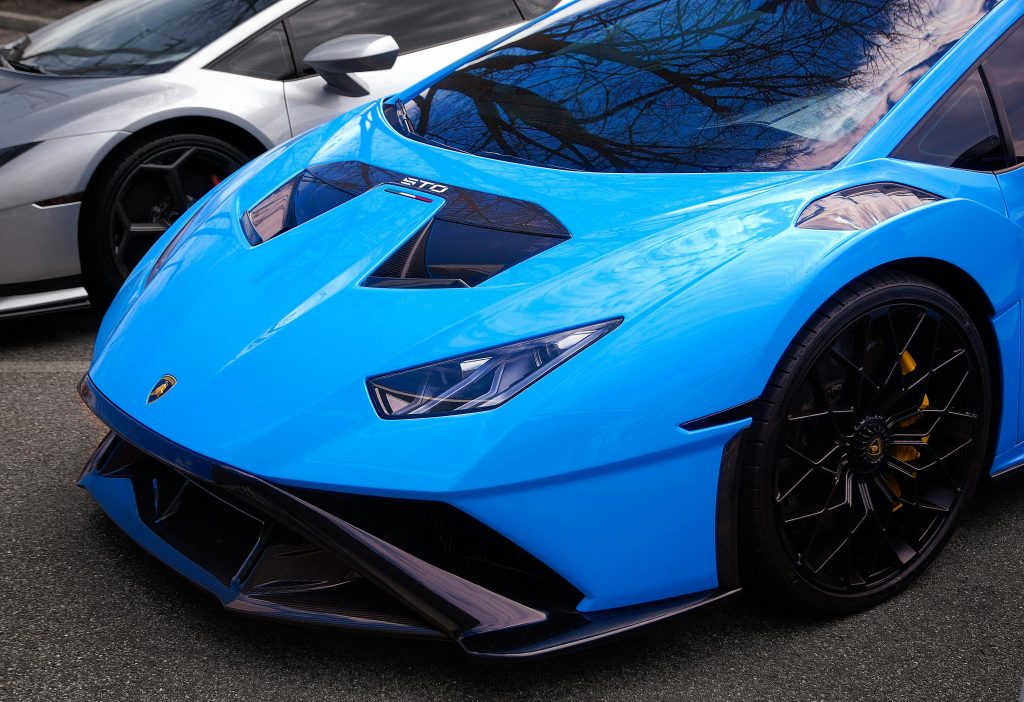 Akkamitti Inshuraansii Konkolaataa Rakasa Argachuu Dandeenya Osoo Eegumsa Hin Hir’isin? Close-up of a sleek blue sports car with striking design details, parked outside.